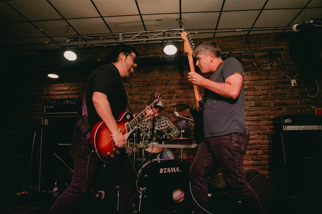 Joey y Paolo en duelo de guitarras